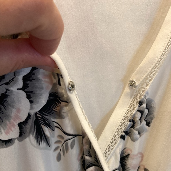 WHBM- beautiful v-neck- blouse - Picture 4 of 8